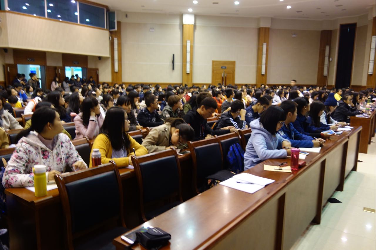 员工干部认真听讲、做笔记