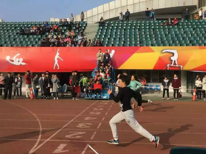 公海jcjc5500本科生在女子100米比赛中全力冲刺