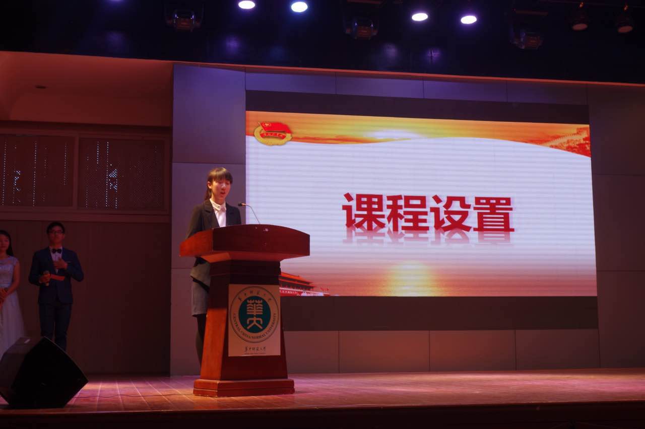 马克思主义学院团委副书记芦佳烨介绍团干培训的课程制度