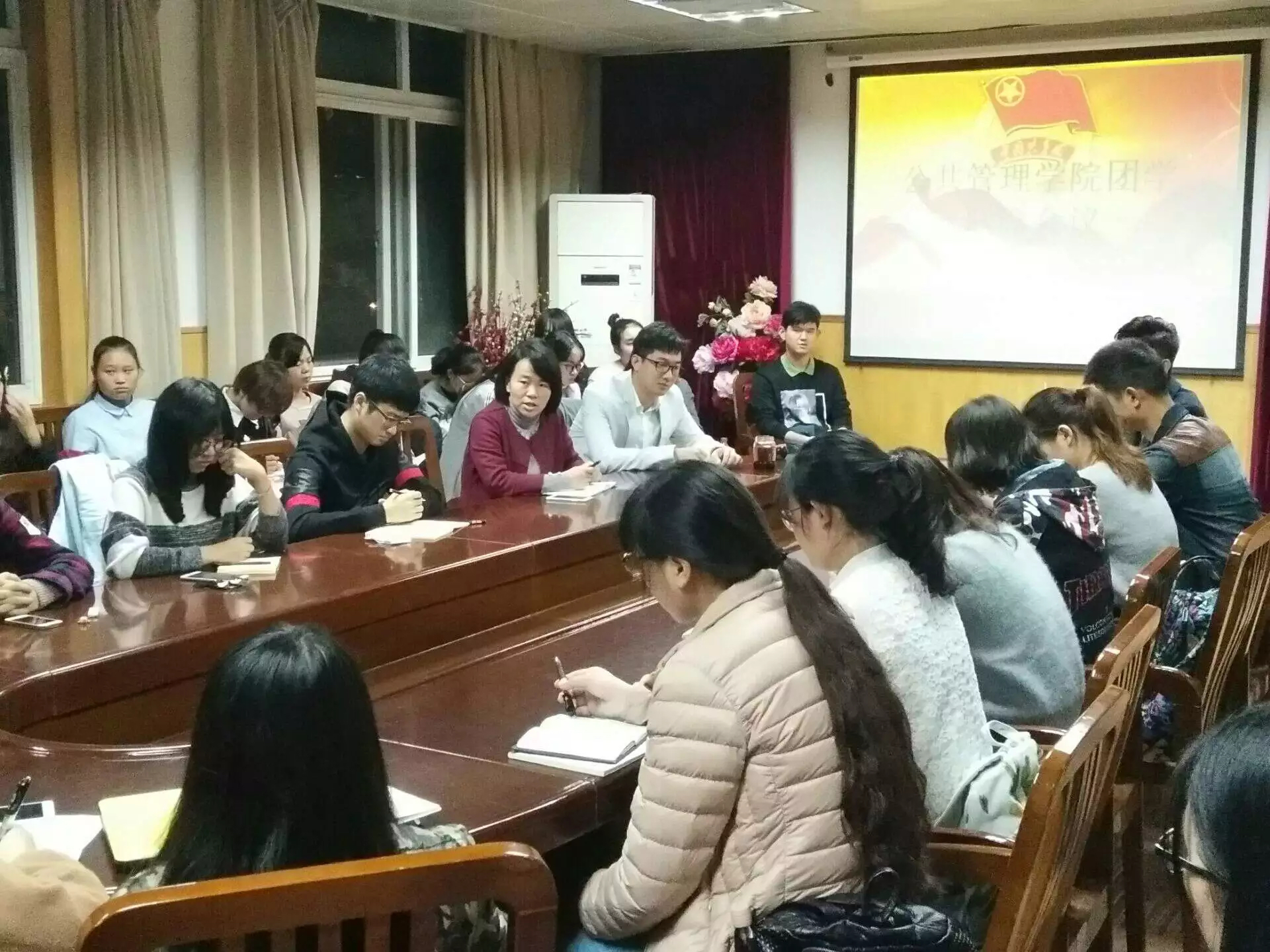 公司党委副书记曾艳发表讲话