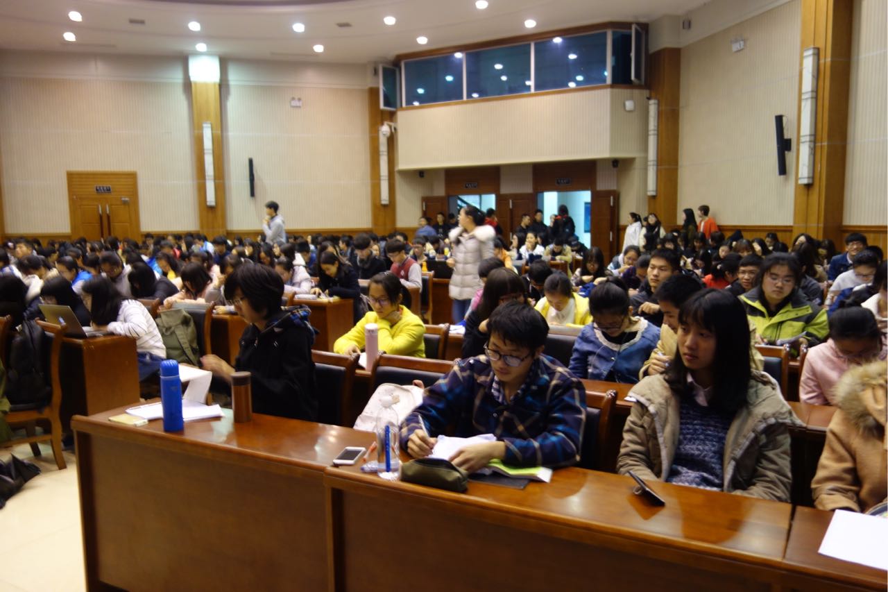 员工干部认真听讲、做笔记